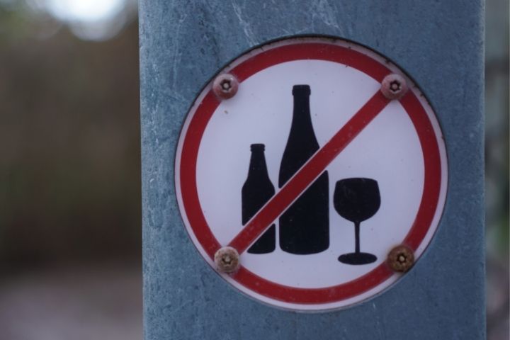 Sign indicating that alcoholic beverages are prohibited at Blanco State Park